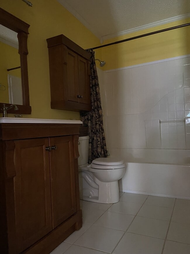 Building Photo - 18601 Honeysuckle Ln