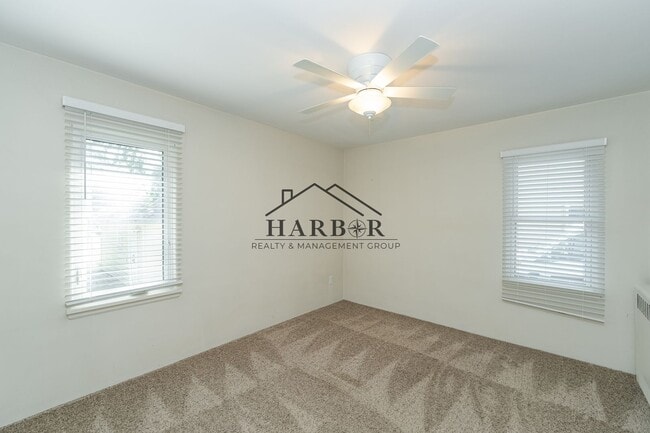 Building Photo - 10th Avenue SE Duplex (OTB 07/31/26)