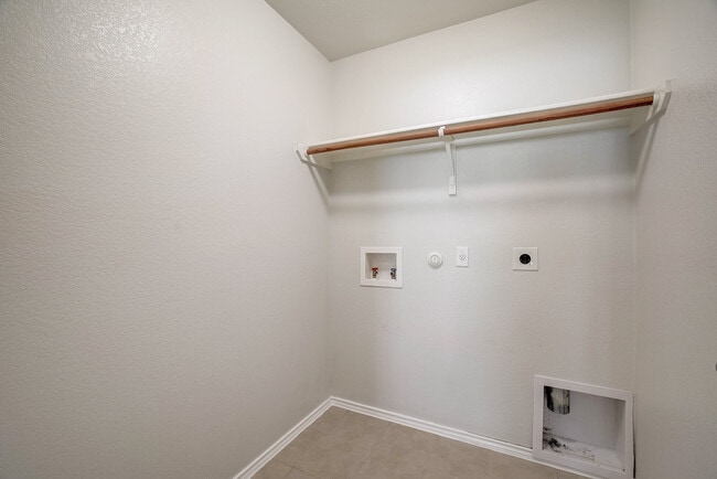 Building Photo - 5800 Silver Screen Dr