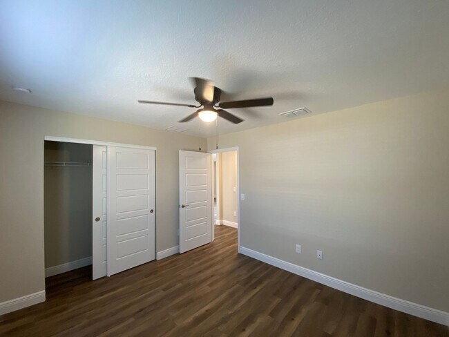 Building Photo - Custom Home - Desirable SE Ocala Neighborhood 3/2/2 **Available Soon**