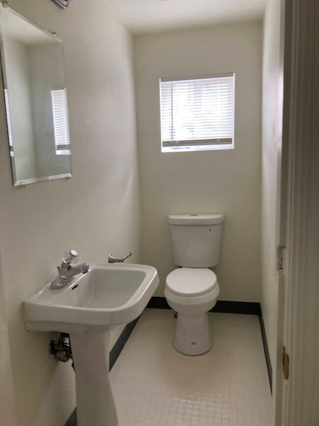 Building Photo - UNIVERSITY LIVING - Beautiful 5 Bedroom Ho...
