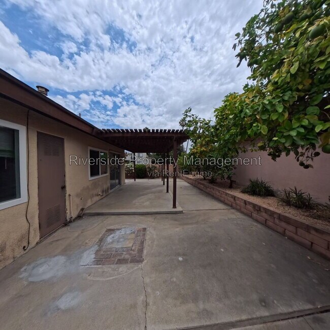Building Photo - 5025 Pearblossom Dr