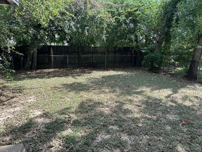Building Photo - College Station - 2 bedroom - 1 bath - fenced in yard - WD connections