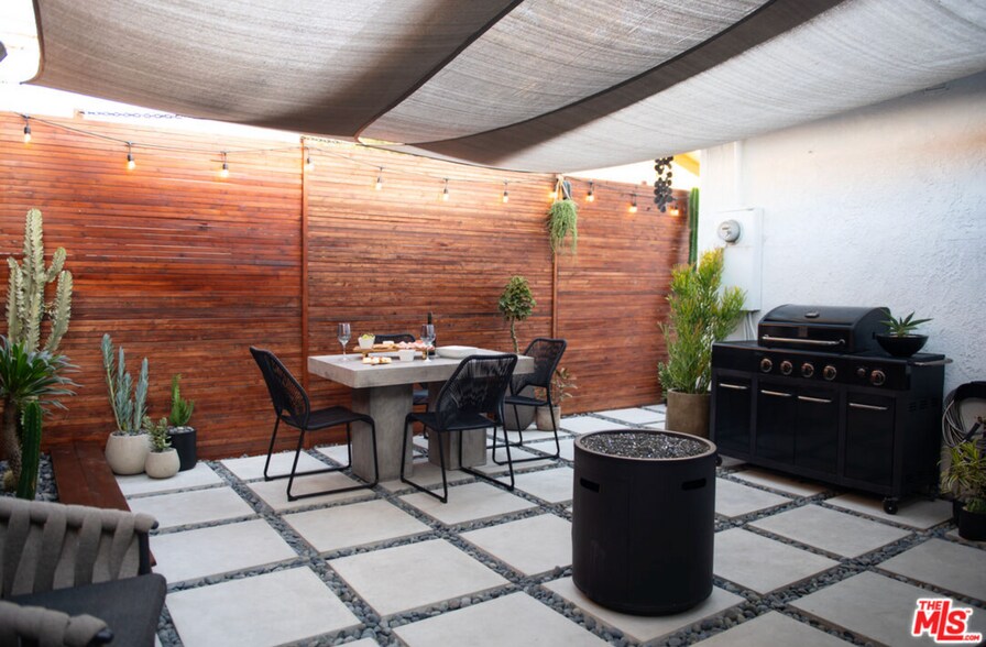 Building Photo - 509 E Buckthorn St