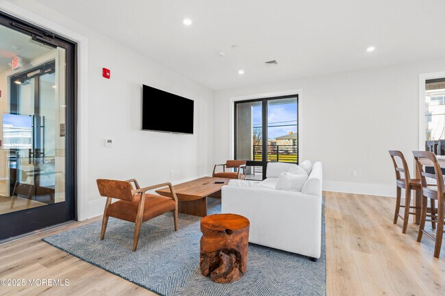 Building Photo - 218 3rd Ave