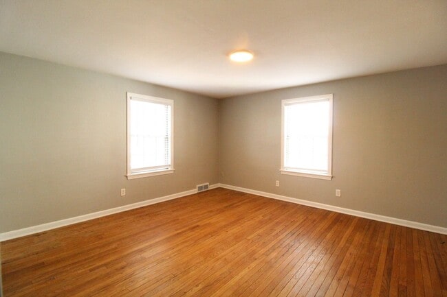 Building Photo - January FREE On This 2 Bedroom 2 Bath Duplex In The Waldo Area
