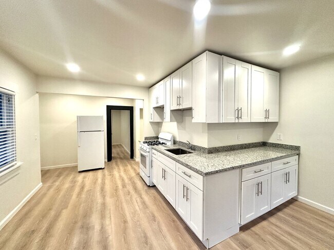 Building Photo - 5 Bed/2 Full Baths W/Washer&Dryer Hook Ups!