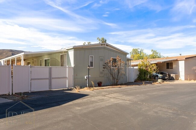 Building Photo - 55+ Senior Community~ 2 bed/2 bath with Am...