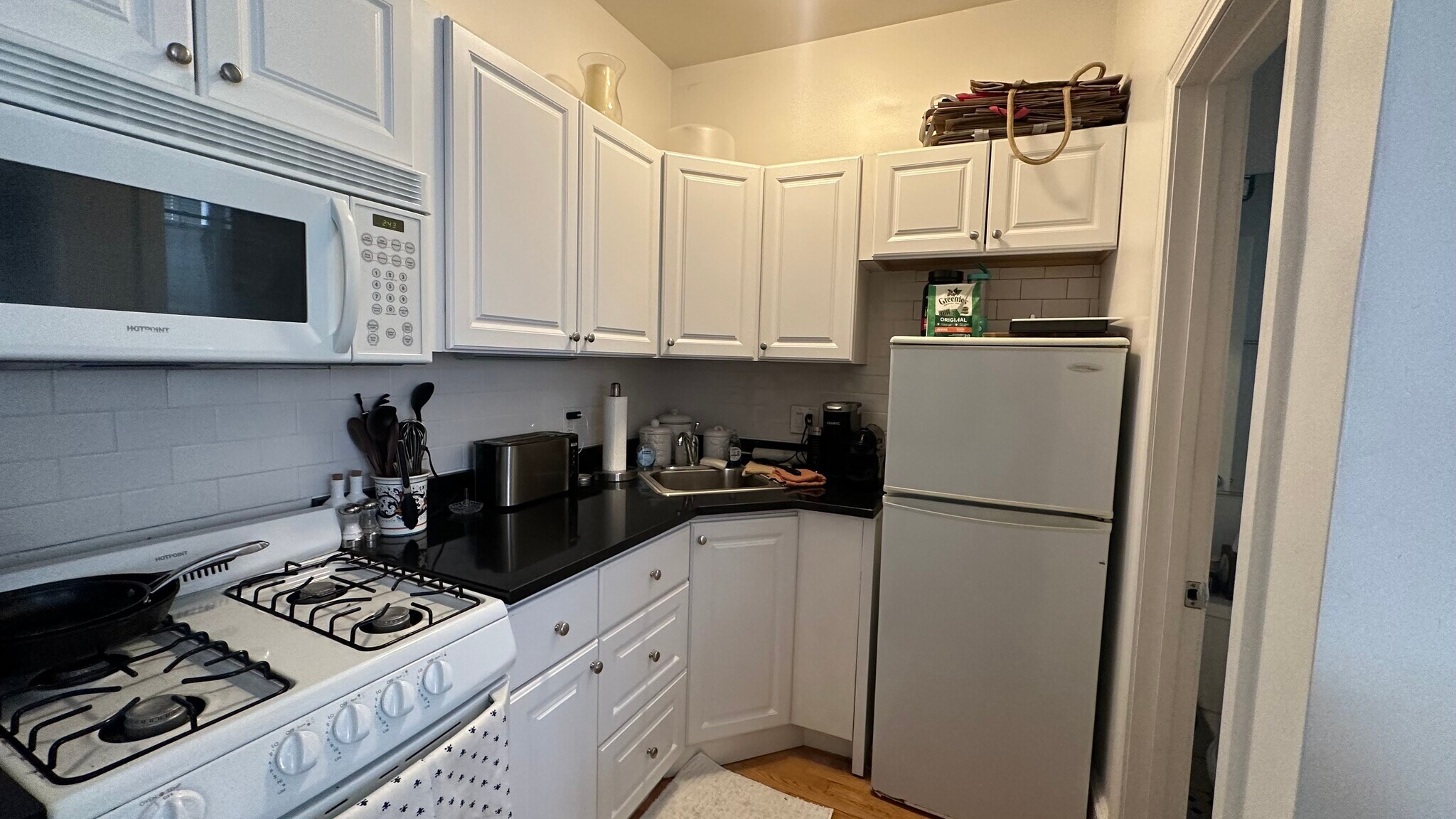 Building Photo - 142 Hemenway St