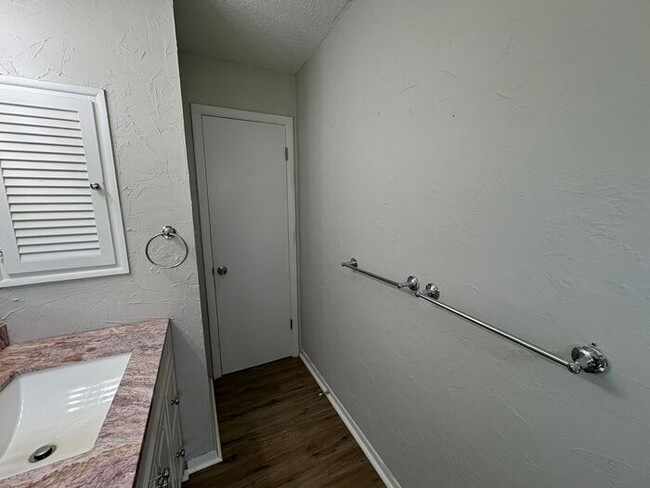 Building Photo - Comfortable 3-Bedroom Home with Fenced Yar...