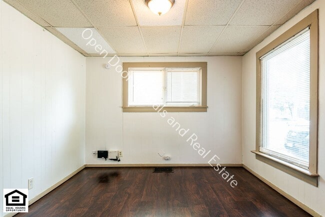 Building Photo - 360 W 9th St