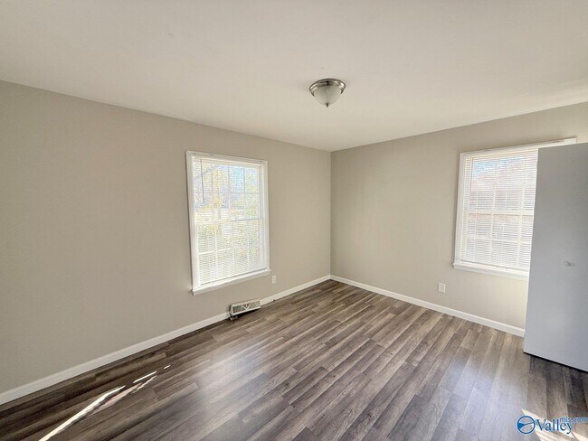 Building Photo - 1729 Laverne Dr NW