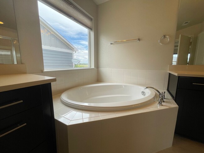 Building Photo - Luxurious 3 Bedroom 2.5 Bathroom House in ...