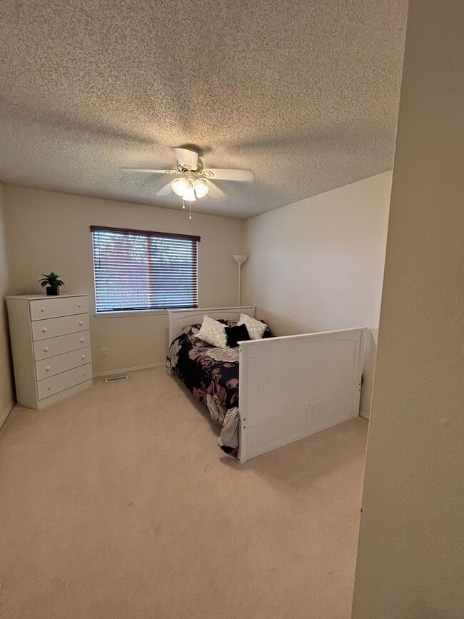 Building Photo - Meticulsly Maintained 5 Bedroom, 4 Bathroom Home