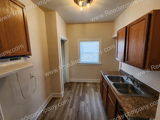 Building Photo - 2 bedroom 1 bath for rent. Located right a...