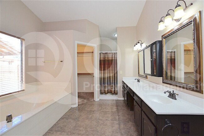 Building Photo - 510 S Lagoon Dr