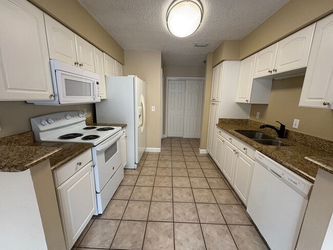 Building Photo - Move in ready 1/1 apartment