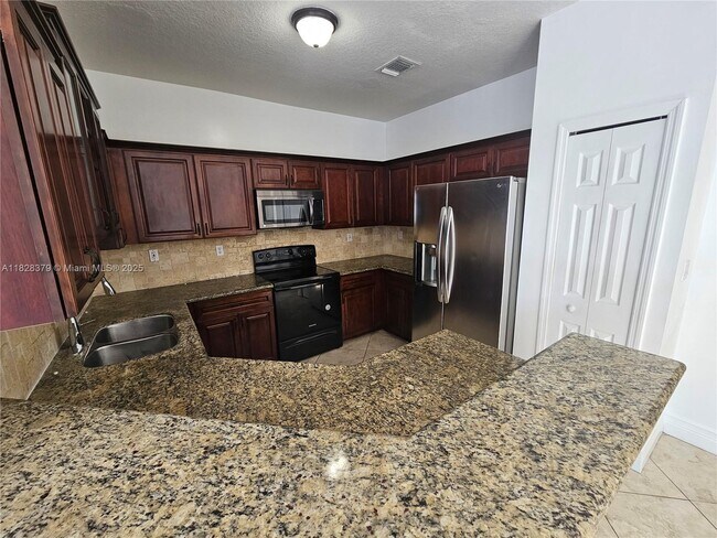 Building Photo - 5450 SW 165th Ct