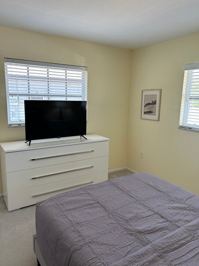 Building Photo - 1220 Lakeside Dr