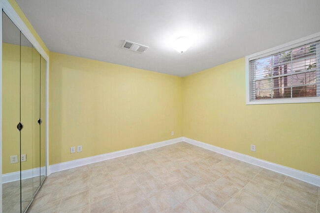 Building Photo - 253 Valley Ridge Dr