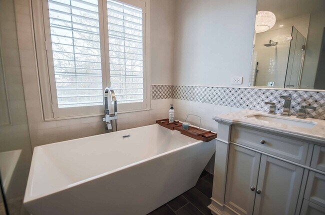 Building Photo - 3 BEDROOM SPACIOUS HOME IN SUMMERLIN!