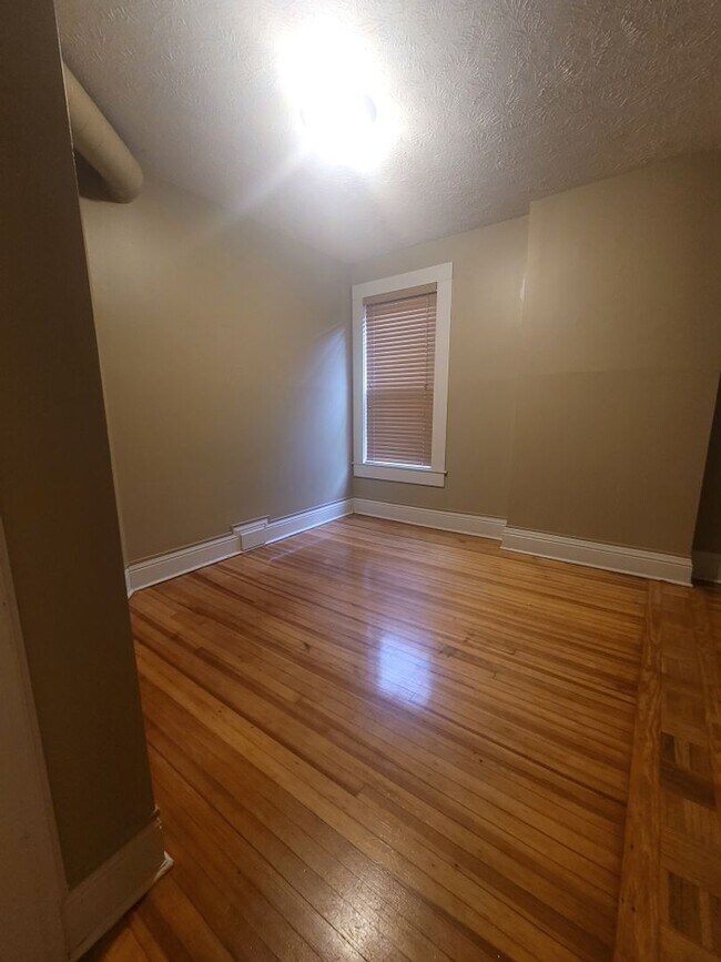 Building Photo - Beautiful 2 Bedroom Townhouse!