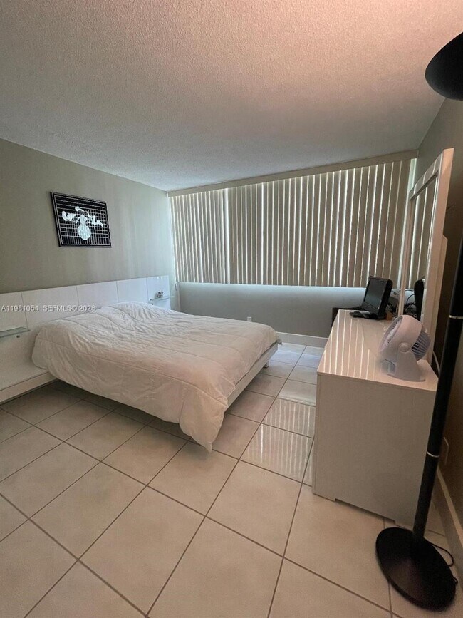 Building Photo - 1410 S Ocean Dr