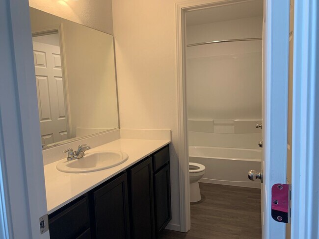 Building Photo - 4 bedroom Townhome with $1000 Rent Credit