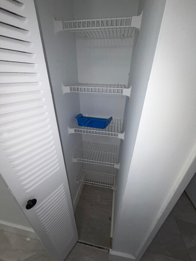 Building Photo - 9405 Fontainebleau Blvd