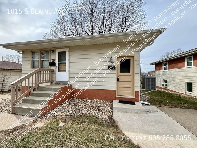 Primary Photo - 1015 S Blaine Ave