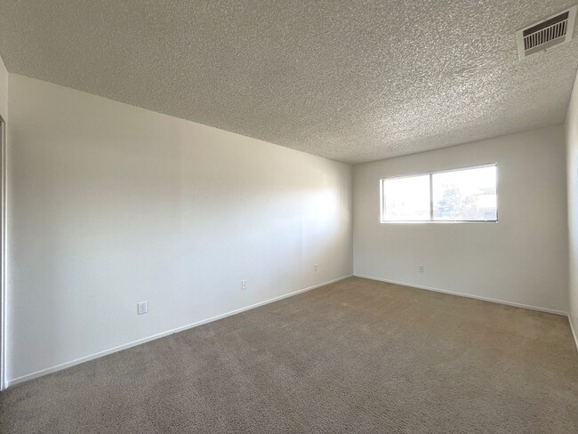 Building Photo - AVAILABLE NOW!! 2 Bedroom 2 Bathroom Condo...