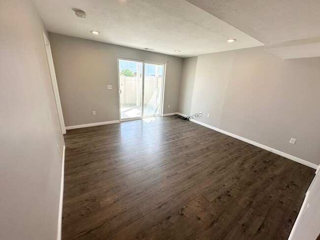 Building Photo - 4 Bedroom/3.5 Bathroom Lehi