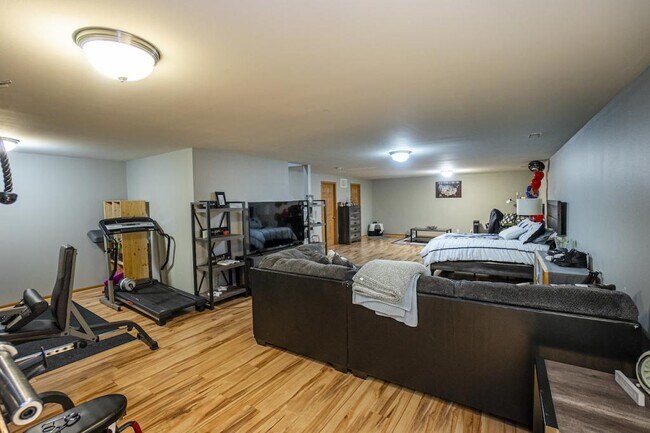 Building Photo - 906 Mineral Dr