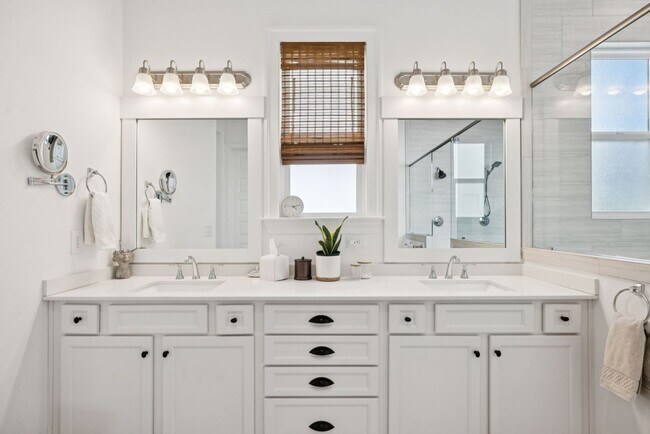 Building Photo - Luxurious living space *Fully furnished and impeccably designed*