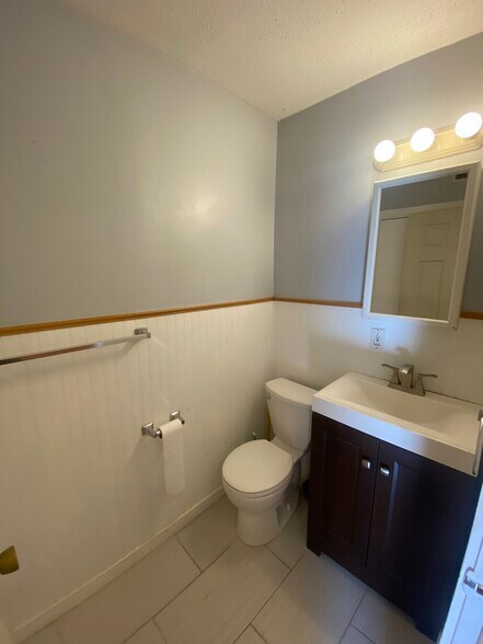 Building Photo - 13 Andrew St