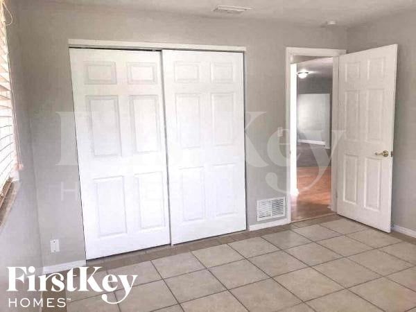 Building Photo - 14300 Iroquois Ave