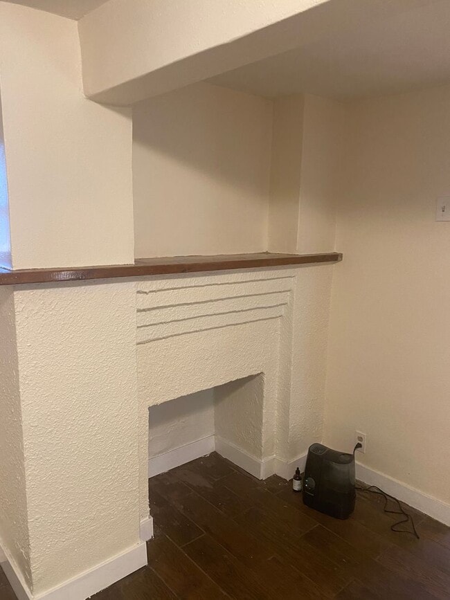 Building Photo - 2 Bed / 1 Bath Garden-Level Apartment – Available Early April!