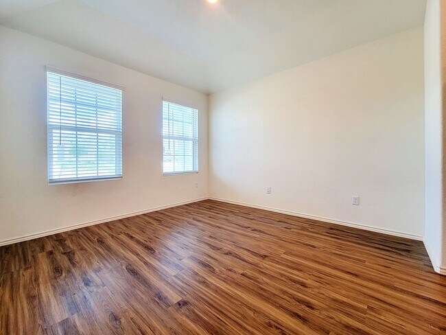 Building Photo - Modern & Spacious 3BR/2BA Home with Covere...