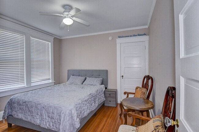 Building Photo - Beautiful Older home renovated for todays ...