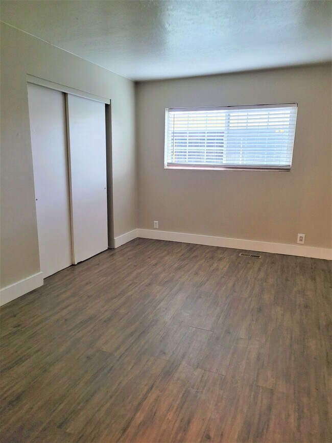 Building Photo - 1 Bed 1 Bath Main Level (no neighbors above or below) Apartment within Walking Distance to Whole ...