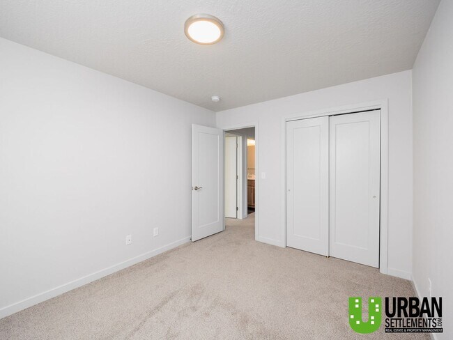 Building Photo - Woodlawn Duplex