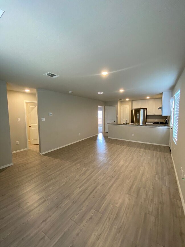 Building Photo - Move in Ready 3 bd/2 ba with bonus rooms!