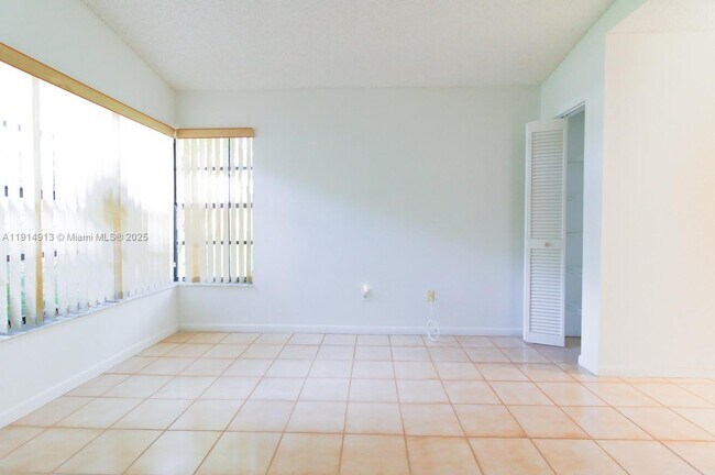 Building Photo - 5289 Fairway Woods Dr