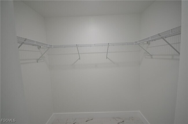 Building Photo - 1242 Hathor St E