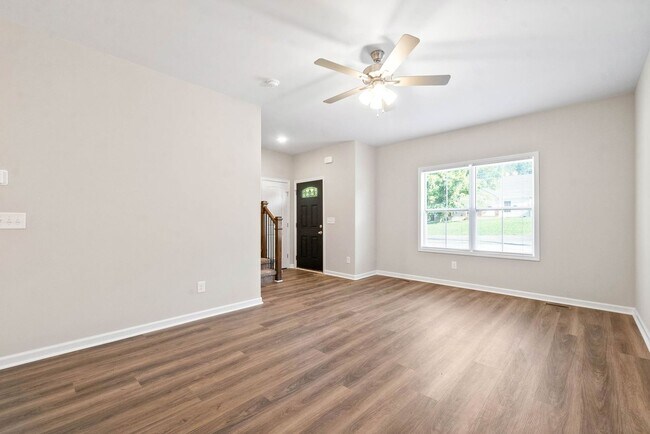 Building Photo - Beautiful 3 Bedroom Home For Rent Near Downtown Clarksville!