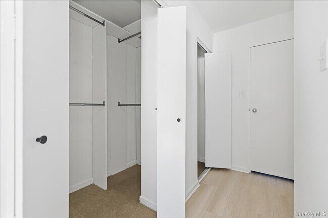 Building Photo - 100 W Broadway