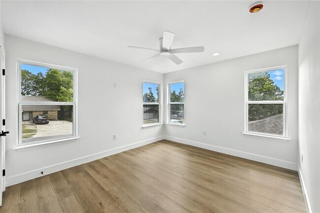 Building Photo - 815 Buckingham Pl