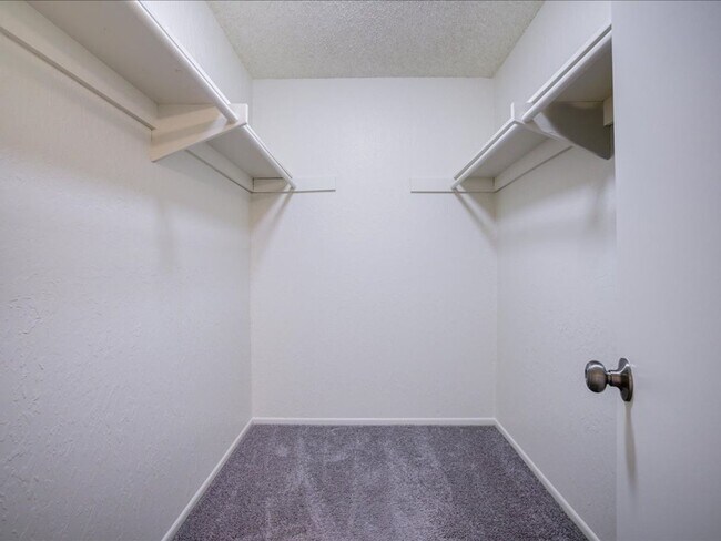 Building Photo - 2 Bedroom, 2 Bathroom with Community Pool!