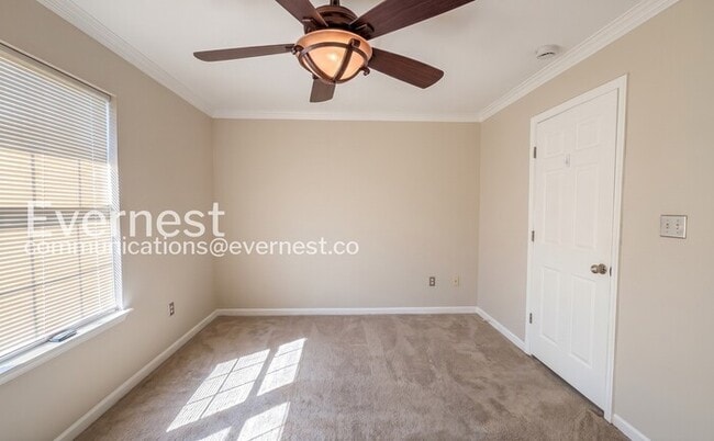 Building Photo - 2 Bed/1.5 Bath Townhome with Garage / Vouchers Accepted / Available Now!