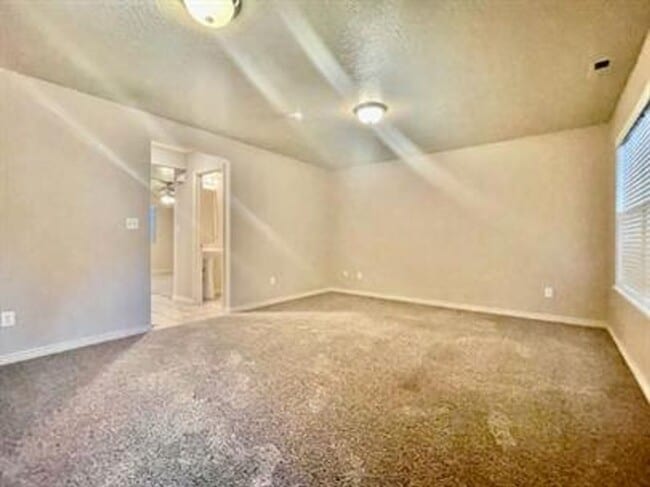 Building Photo - Hidden Valley Townhome!